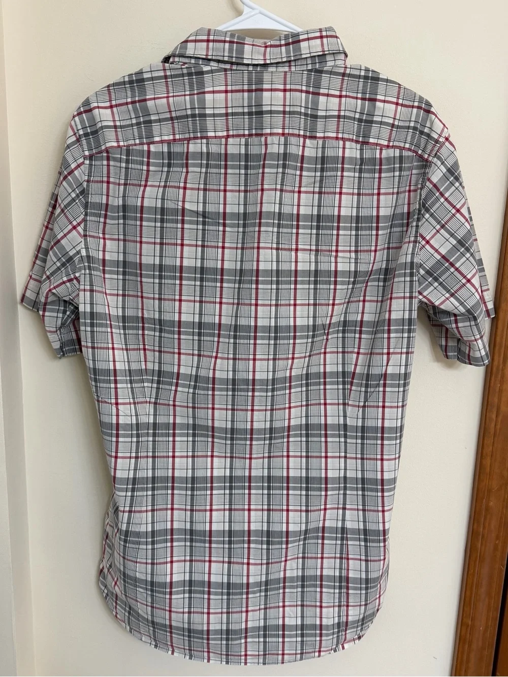 Banana Republic Men’s Gray, White & Red Plaid Short-Sleeve Button-Down Shirt